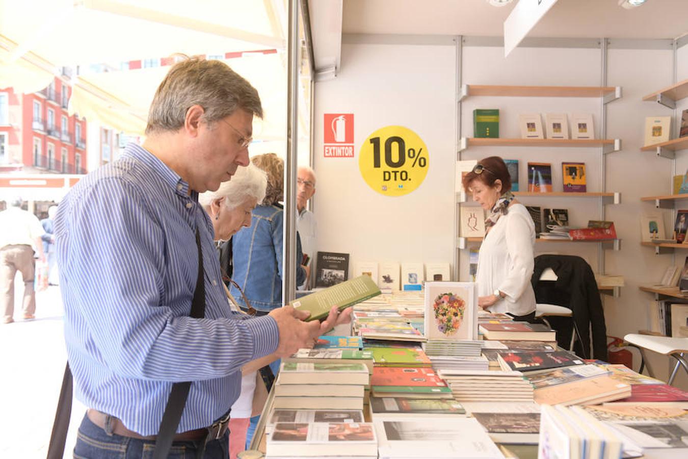 La Plaza Mayor de Valladolid acoge las casetas de la Feria de Libro con las novedades editoriales.