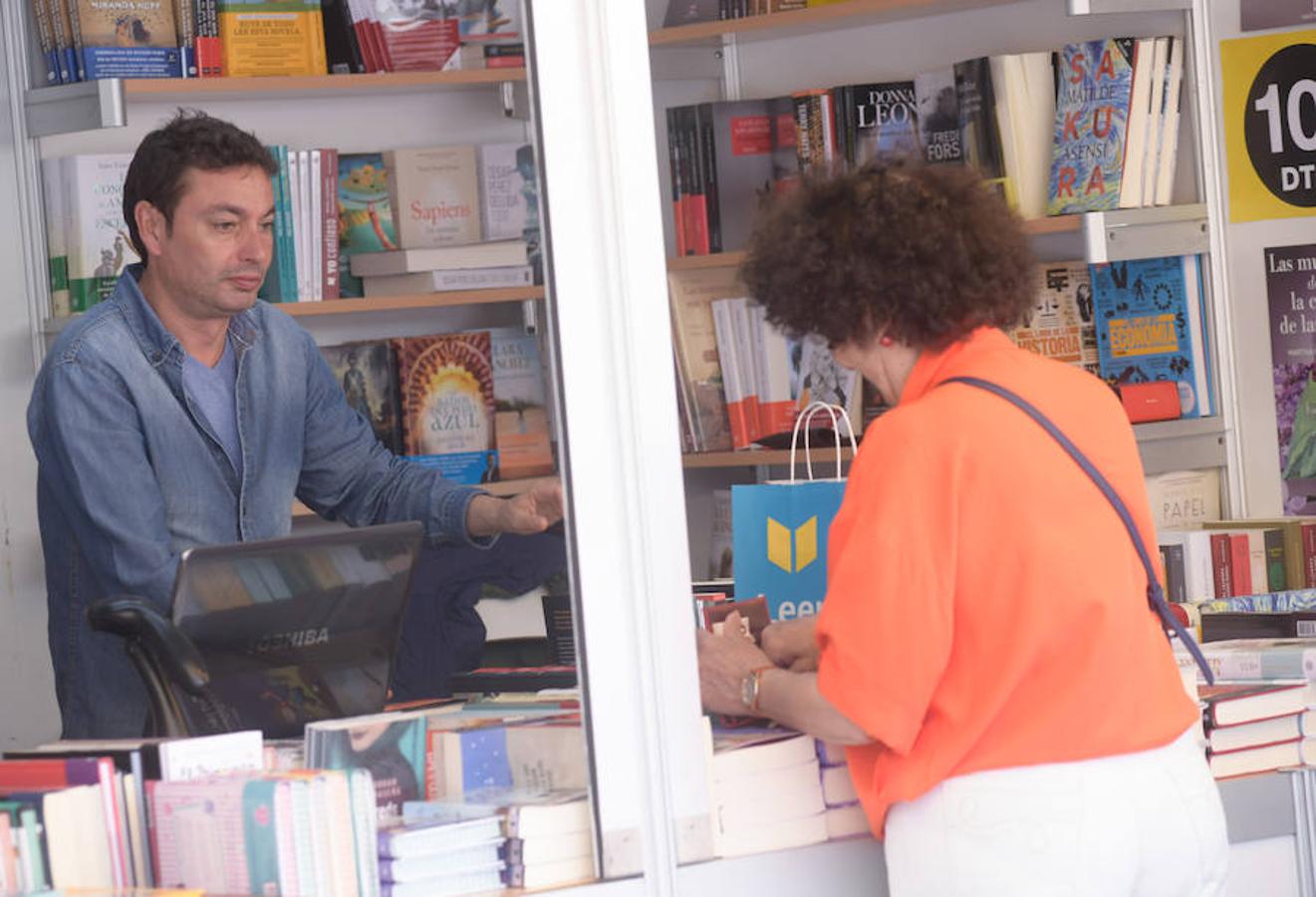 La Plaza Mayor de Valladolid acoge las casetas de la Feria de Libro con las novedades editoriales.