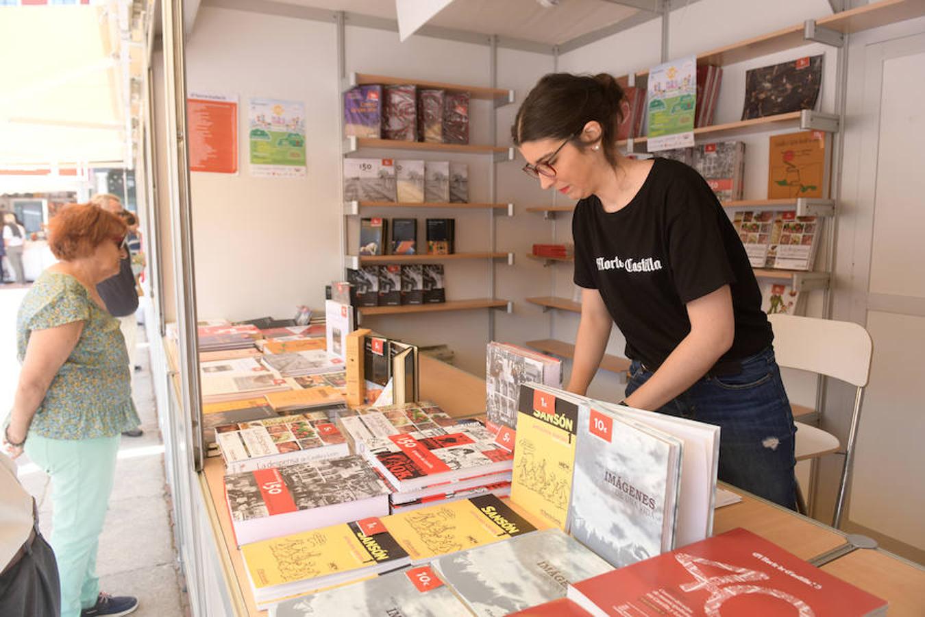 La Plaza Mayor de Valladolid acoge las casetas de la Feria de Libro con las novedades editoriales.