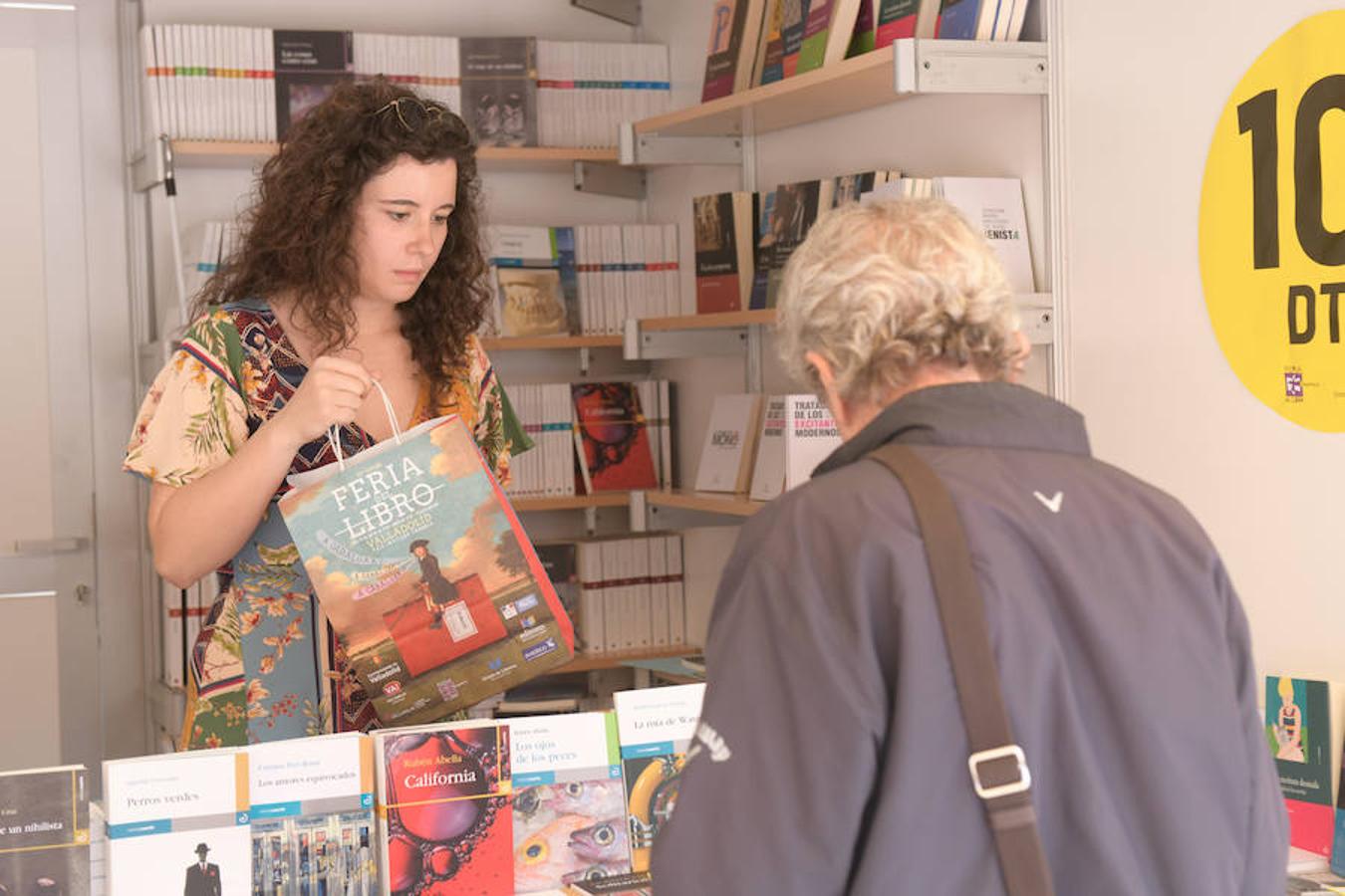 La Plaza Mayor de Valladolid acoge las casetas de la Feria de Libro con las novedades editoriales.