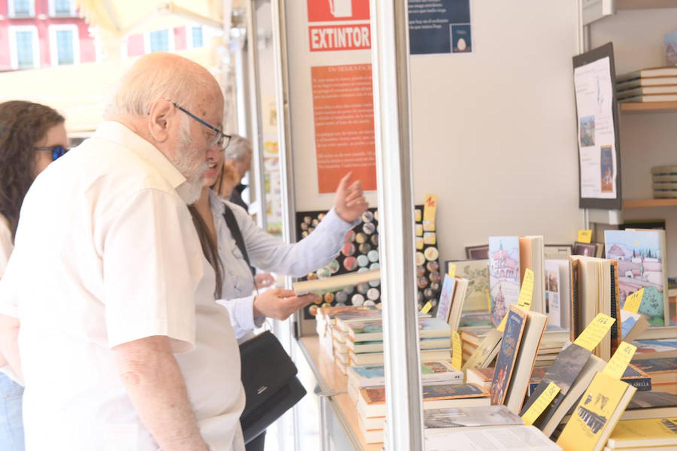 La Plaza Mayor de Valladolid acoge las casetas de la Feria de Libro con las novedades editoriales.