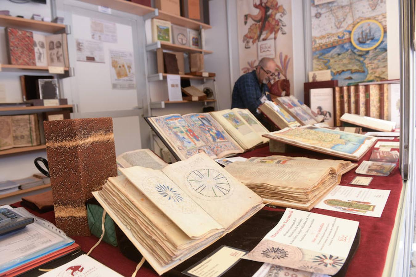 La Plaza Mayor de Valladolid acoge las casetas de la Feria de Libro con las novedades editoriales.