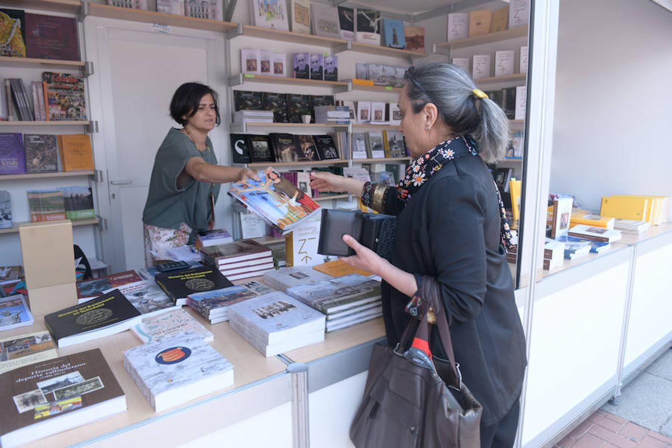 La Plaza Mayor de Valladolid acoge las casetas de la Feria de Libro con las novedades editoriales