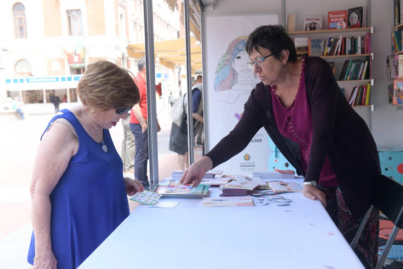 La Plaza Mayor de Valladolid acoge las casetas de la Feria de Libro con las novedades editoriales