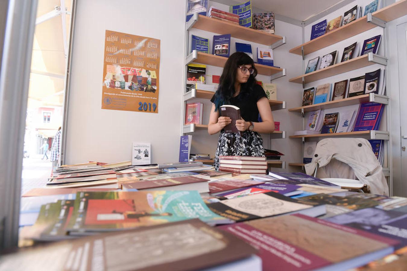 La Plaza Mayor de Valladolid acoge las casetas de la Feria de Libro con las novedades editoriales