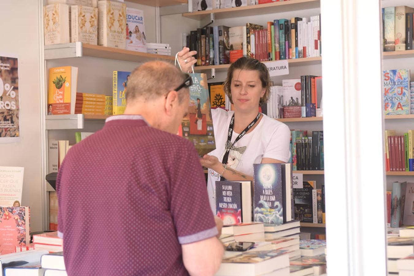 La Plaza Mayor de Valladolid acoge las casetas de la Feria de Libro con las novedades editoriales