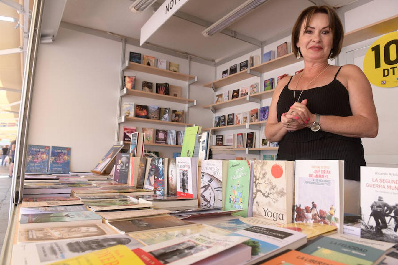 La Plaza Mayor de Valladolid acoge las casetas de la Feria de Libro con las novedades editoriales