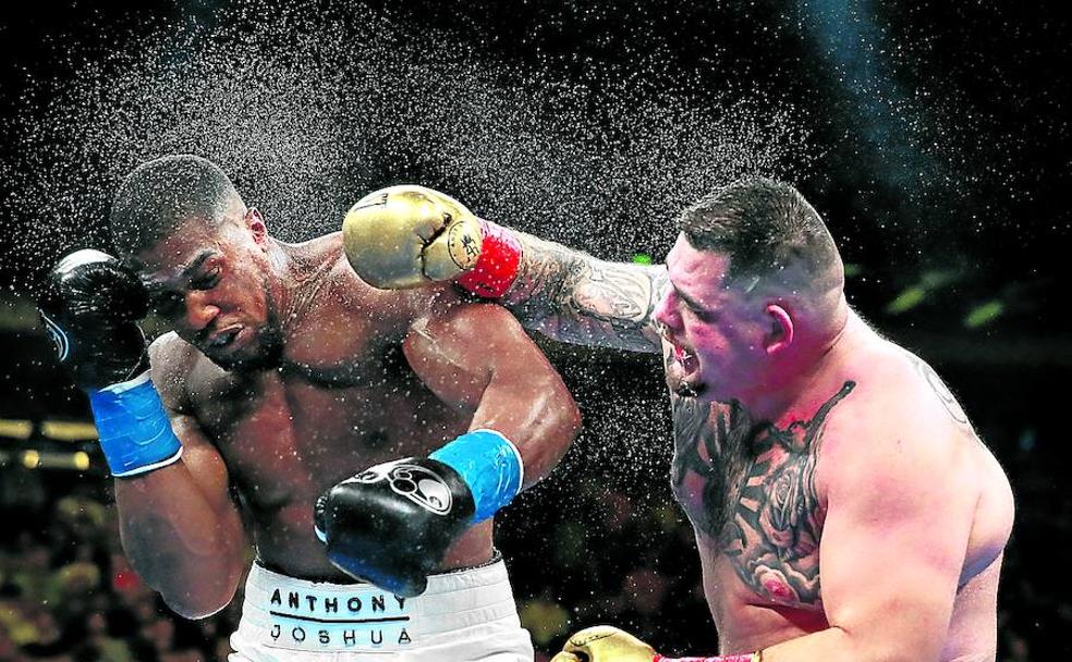 Andy Ruiz castiga al defensor del título, Anthony Joshua, con sus golpes demoledores.