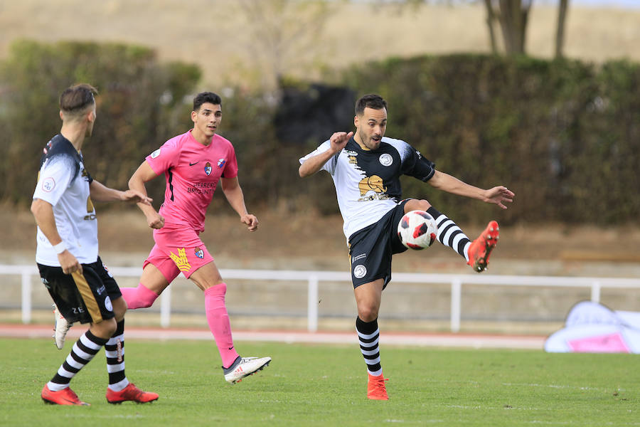 David Grande ante Góngora y Ayoze esta temporada con la Ponferradina. 