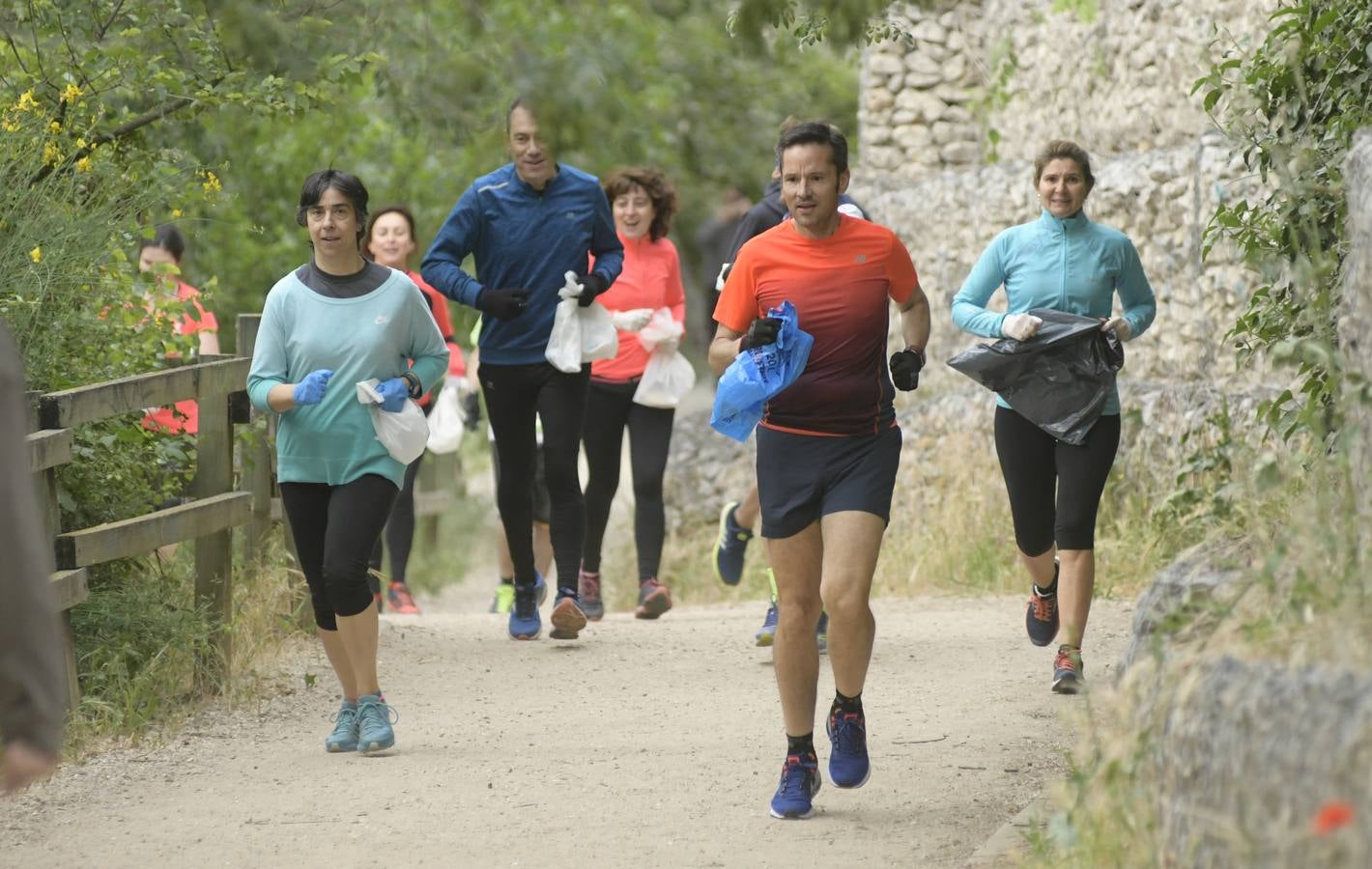 Con motivo del Día Mundial del Medio Ambiente el club Solorunners ha organizado la primera convocatoria de 'plogging' celebrada en Valladolid, una iniciativa que ha nacido en Suecia y que conjuga el 'running' con la ecología: correr mientras se recogen residuos