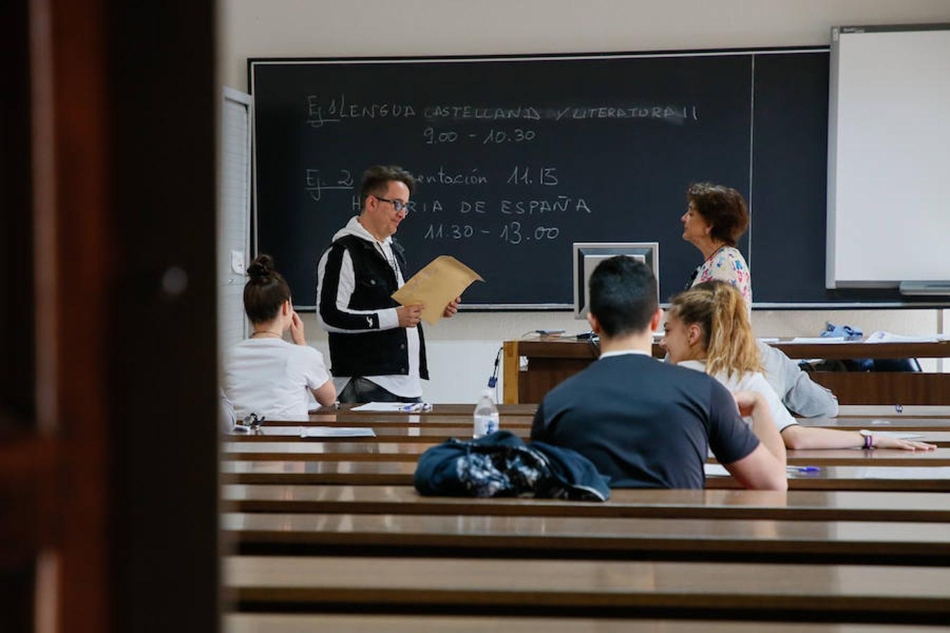 Alumnos realizan las pruebas de la EBAU en Salamanca para acceder a la Universidad.