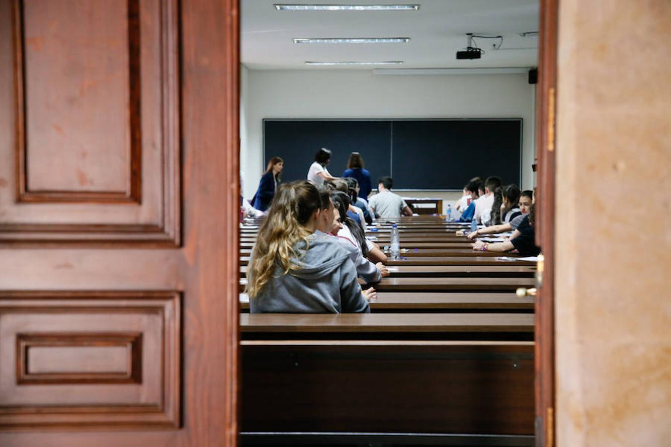 Alumnos realizan las pruebas de la EBAU en Salamanca para acceder a la Universidad.