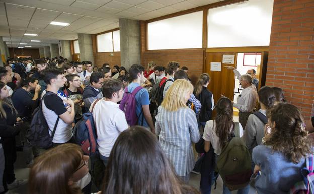 Los estudiantes antes de entrar al examen.