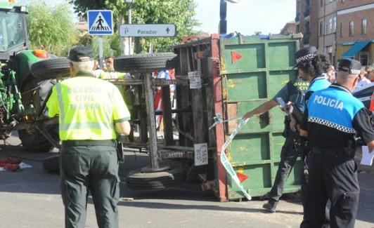 El remolque volcado el 10 de septiembre de 2017 en Tordesillas.