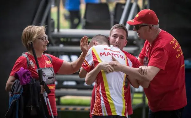 Daniel Martín, abrazado por su familia. 