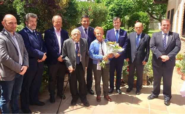 José jiménez Lozano junto a la comitiva abulense que le ha hecho entrega de la medalla de Oro de la provincia