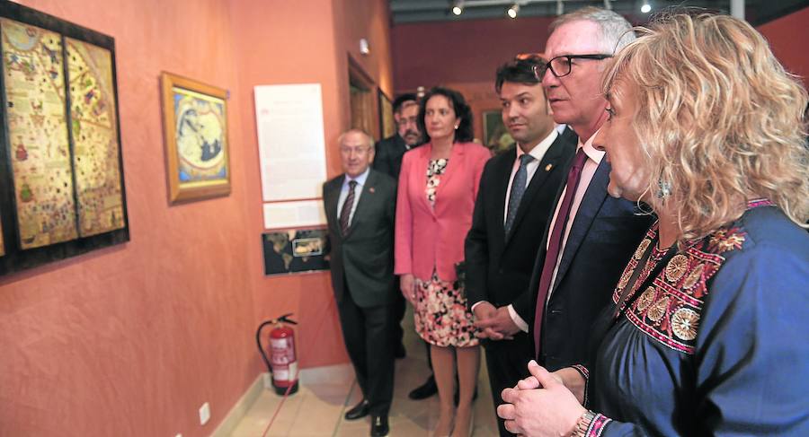 El ministro de Cultura y Deporte, José Guirao, durante la visita a la exposición.