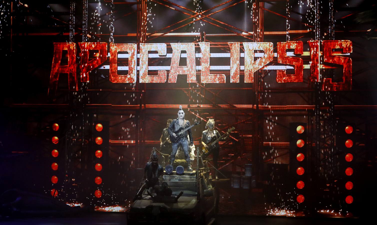 Un espectáculo trepidante, brutal e intenso, un explosivo cóctel de insólitos ingredientes que se fusionan bajo una gigantesca carpa, en un espectacular escenario, con música y voces en directo, una técnica visual novedosa y actos circenses de gran magnitud