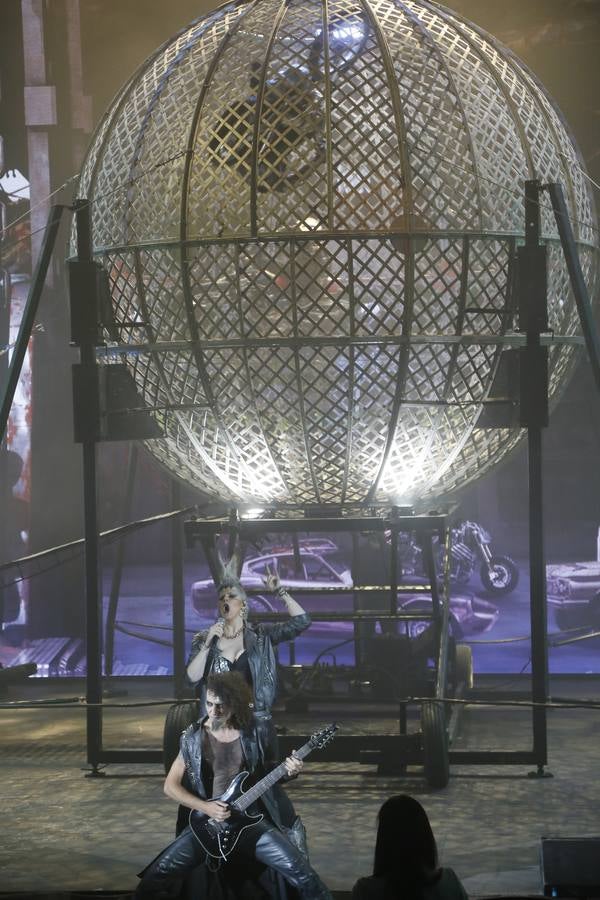 Un espectáculo trepidante, brutal e intenso, un explosivo cóctel de insólitos ingredientes que se fusionan bajo una gigantesca carpa, en un espectacular escenario, con música y voces en directo, una técnica visual novedosa y actos circenses de gran magnitud