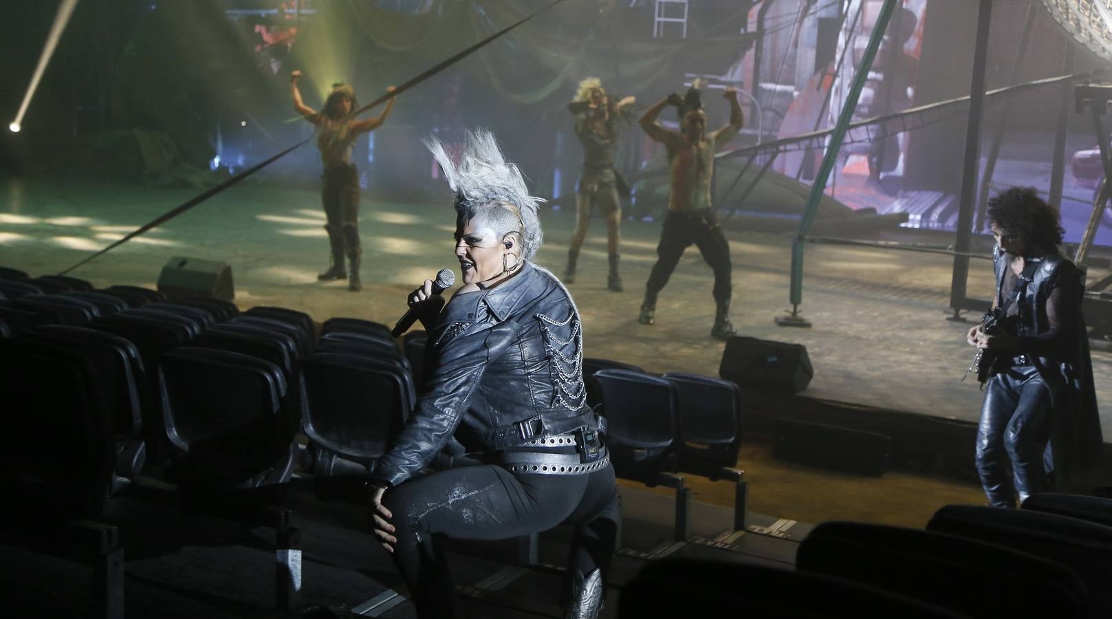 Un espectáculo trepidante, brutal e intenso, un explosivo cóctel de insólitos ingredientes que se fusionan bajo una gigantesca carpa, en un espectacular escenario, con música y voces en directo, una técnica visual novedosa y actos circenses de gran magnitud