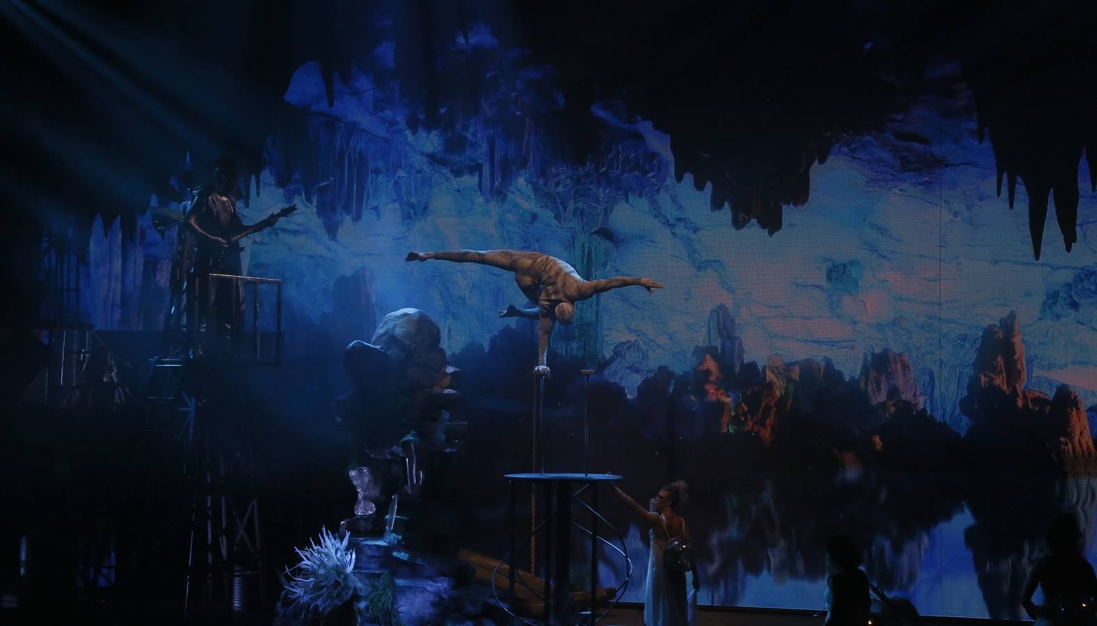 Un espectáculo trepidante, brutal e intenso, un explosivo cóctel de insólitos ingredientes que se fusionan bajo una gigantesca carpa, en un espectacular escenario, con música y voces en directo, una técnica visual novedosa y actos circenses de gran magnitud