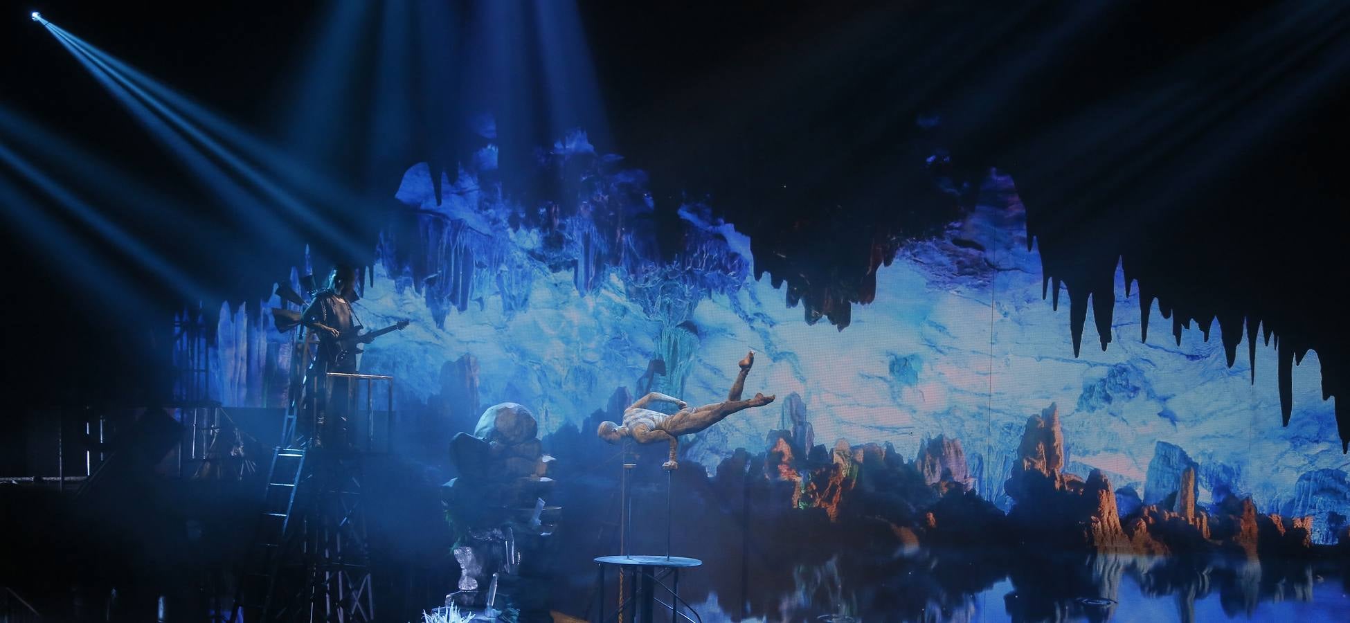 Un espectáculo trepidante, brutal e intenso, un explosivo cóctel de insólitos ingredientes que se fusionan bajo una gigantesca carpa, en un espectacular escenario, con música y voces en directo, una técnica visual novedosa y actos circenses de gran magnitud