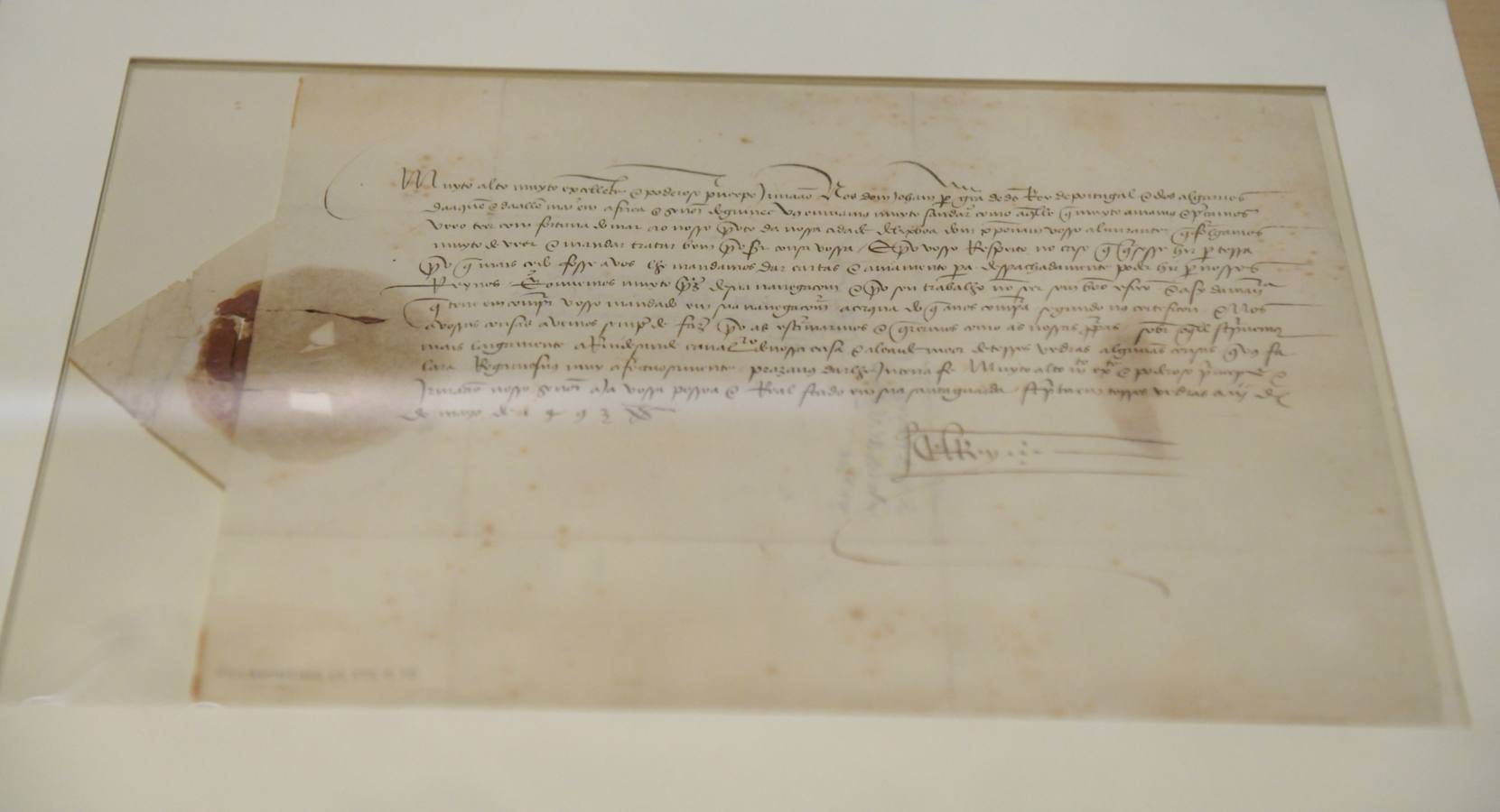Fue rubricado en 1494 por el rey Juan II de Portugal y los Reyes Católicos| Fue el primer Tratado de la Historia de la América Hispana, ya que en sus líneas se plasma el pacto sobre las rutas de expansión de ambas potencias al este y al oeste| El ministro de Cultura, José Guirao, ha asistido a la inauguración de la muestra en la que el documento estará expuesto, hasta el domingo, por primera vez al público de manera gratuita en las Casas del Tratado 