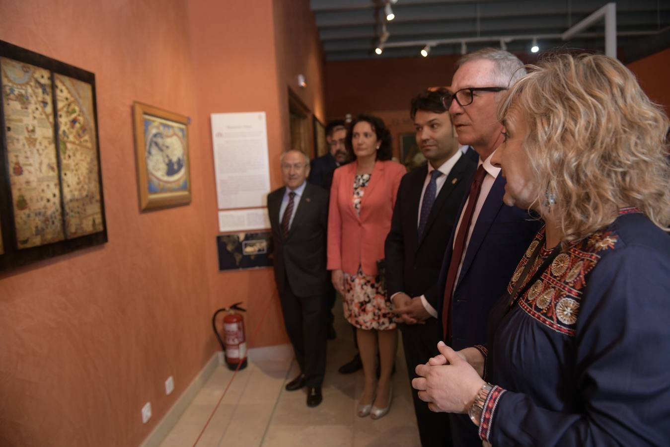 Fue rubricado en 1494 por el rey Juan II de Portugal y los Reyes Católicos| Fue el primer Tratado de la Historia de la América Hispana, ya que en sus líneas se plasma el pacto sobre las rutas de expansión de ambas potencias al este y al oeste| El ministro de Cultura, José Guirao, ha asistido a la inauguración de la muestra en la que el documento estará expuesto, hasta el domingo, por primera vez al público de manera gratuita en las Casas del Tratado 