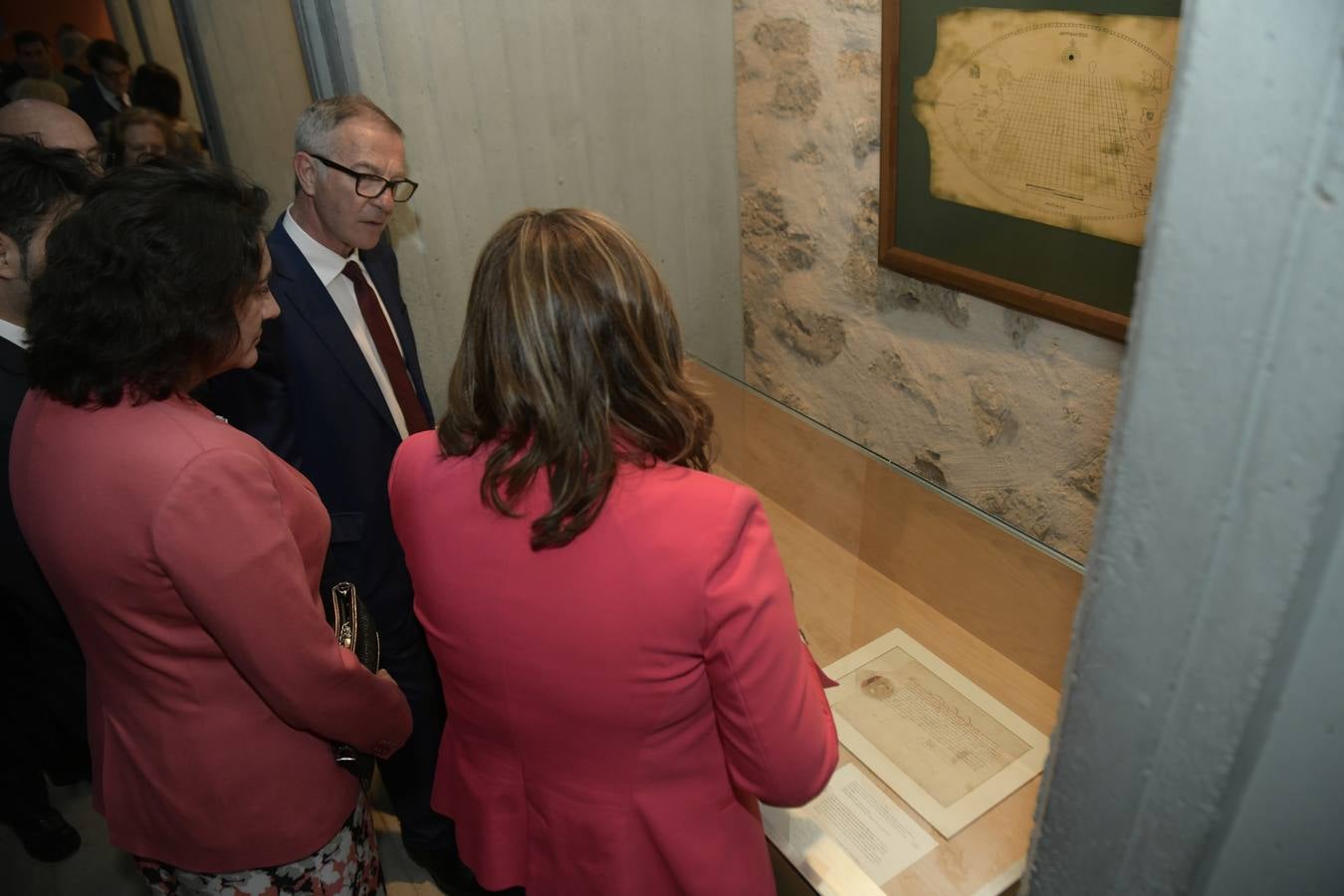 Fue rubricado en 1494 por el rey Juan II de Portugal y los Reyes Católicos| Fue el primer Tratado de la Historia de la América Hispana, ya que en sus líneas se plasma el pacto sobre las rutas de expansión de ambas potencias al este y al oeste| El ministro de Cultura, José Guirao, ha asistido a la inauguración de la muestra en la que el documento estará expuesto, hasta el domingo, por primera vez al público de manera gratuita en las Casas del Tratado 