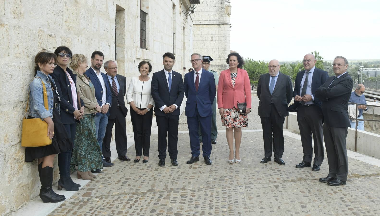 Fue rubricado en 1494 por el rey Juan II de Portugal y los Reyes Católicos| Fue el primer Tratado de la Historia de la América Hispana, ya que en sus líneas se plasma el pacto sobre las rutas de expansión de ambas potencias al este y al oeste| El ministro de Cultura, José Guirao, ha asistido a la inauguración de la muestra en la que el documento estará expuesto, hasta el domingo, por primera vez al público de manera gratuita en las Casas del Tratado 