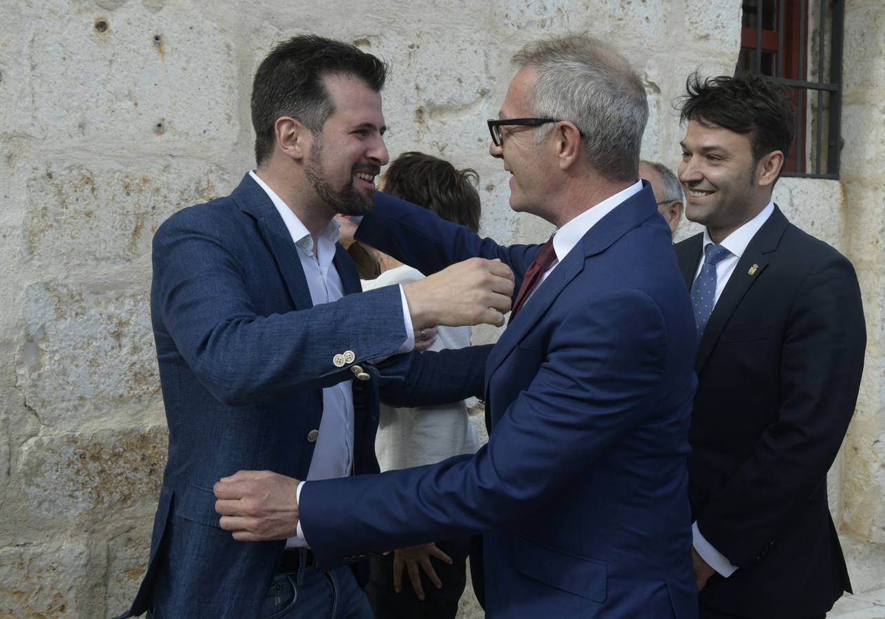 Fue rubricado en 1494 por el rey Juan II de Portugal y los Reyes Católicos| Fue el primer Tratado de la Historia de la América Hispana, ya que en sus líneas se plasma el pacto sobre las rutas de expansión de ambas potencias al este y al oeste| El ministro de Cultura, José Guirao, ha asistido a la inauguración de la muestra en la que el documento estará expuesto, hasta el domingo, por primera vez al público de manera gratuita en las Casas del Tratado 