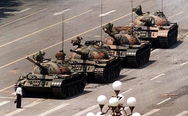 Un estudiante se interpone en el camino de una columna de tanques del ejército chino durante los incidentes de mayo de 1989 en la plaza de Tianamen (Pekín).