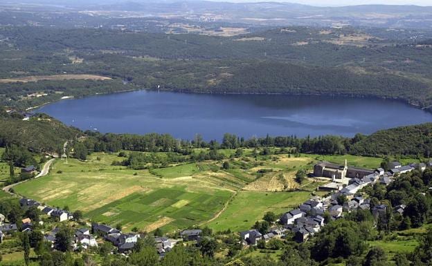 San Martín de Castañeda con el Lago de Sanabria al fondo. 