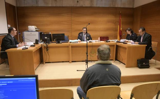 El acusado, al inicio de la vista oral en los juzgados de Valladolid. 