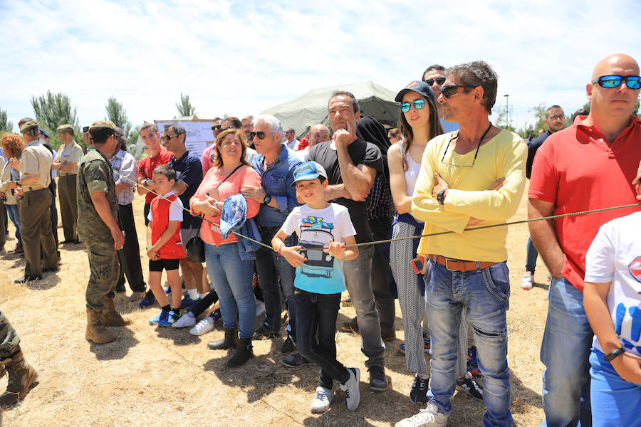 Fotos: Exhibición militar en Salamanca en el día de las Fuerzas Armadas (2/2)