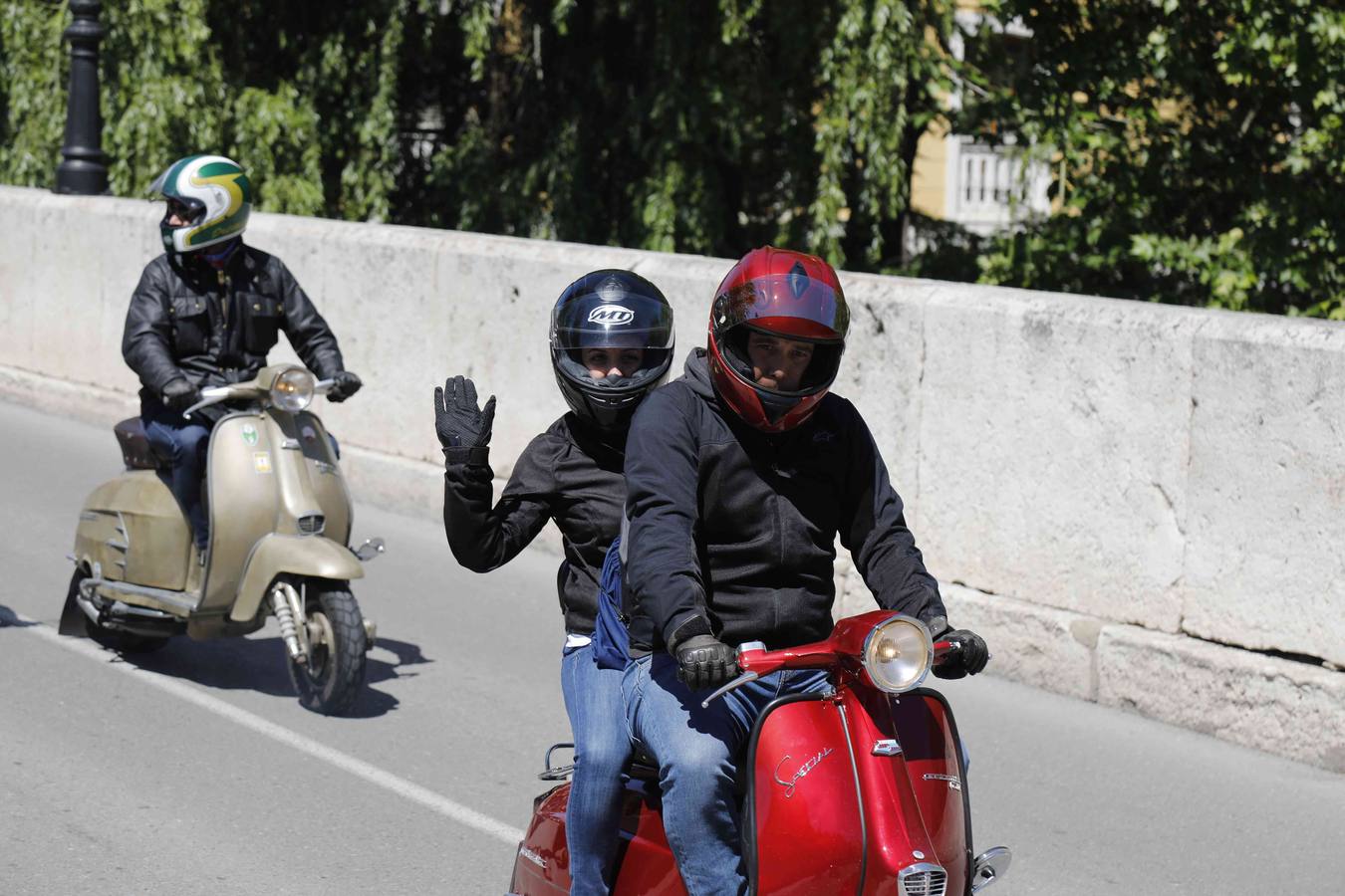 Más de 150 inscritos procedentes de toda España recorren las calles de la localidad para «compartir moto y amistad»