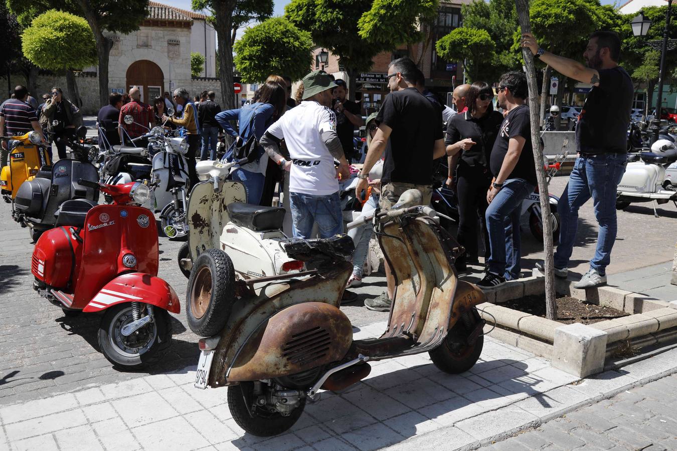 Más de 150 inscritos procedentes de toda España recorren las calles de la localidad para «compartir moto y amistad»