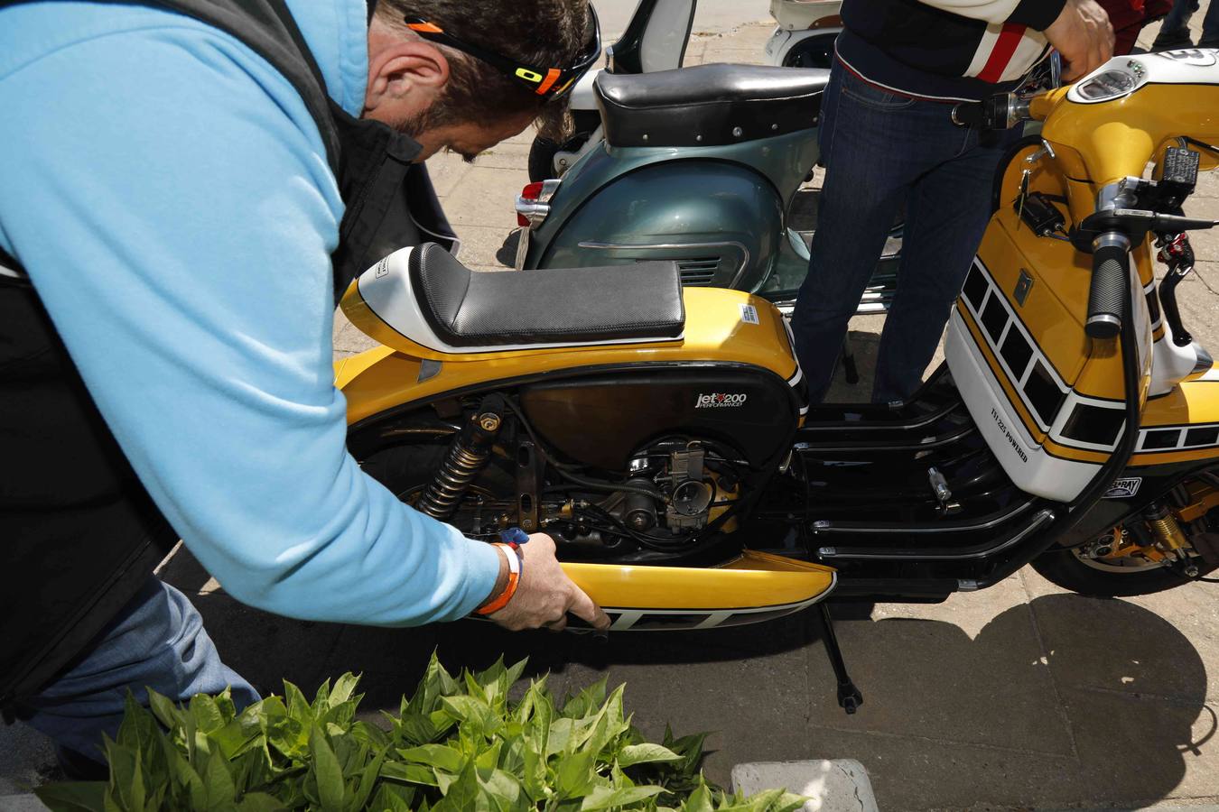 Más de 150 inscritos procedentes de toda España recorren las calles de la localidad para «compartir moto y amistad»