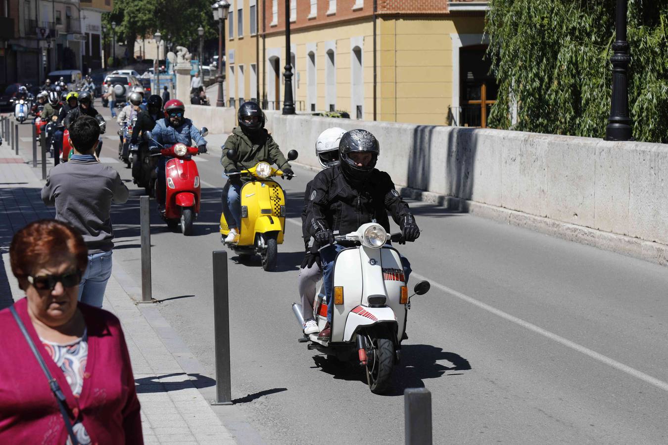 Más de 150 inscritos procedentes de toda España recorren las calles de la localidad para «compartir moto y amistad»