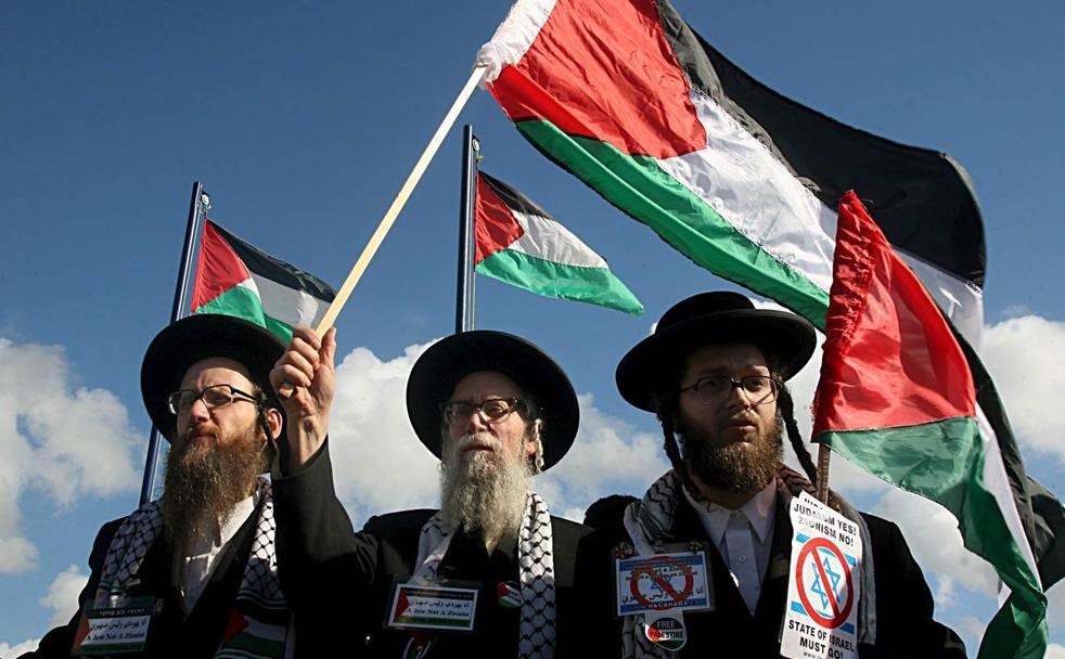 Judíos ultraortodoxos de Neturei Karta, con pañuelos y banderas palestinas, se manifiestan contra la ocupación israelí de la Franja de Gaza.