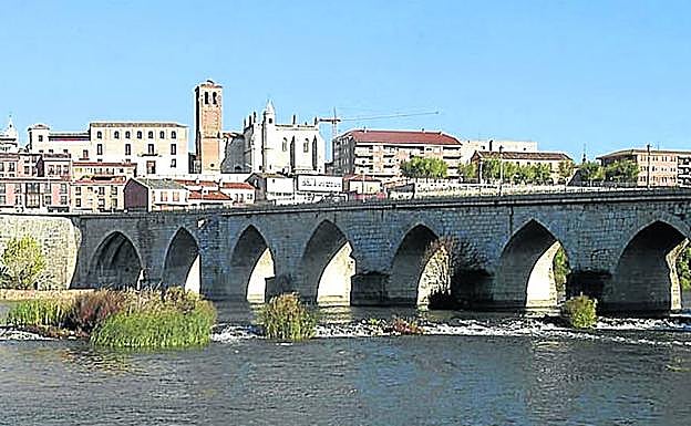 El puente histórico de Tordesillas sobre el río Duero.