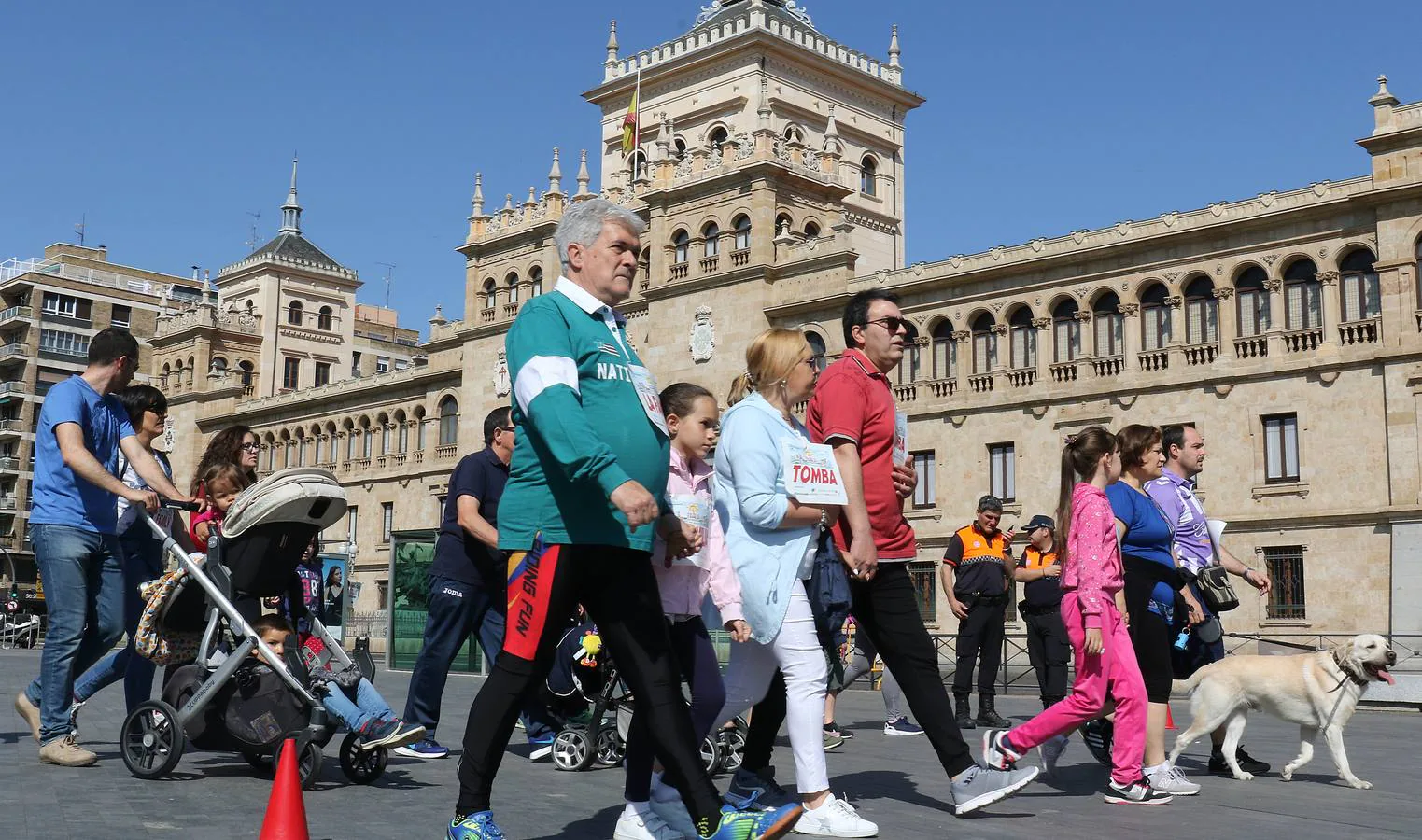 Más de 1.500 personas se han inscrito en esta marcha popular organizada de manera conjunta por El Norte de Castilla y por la Federación de Atletismo de Castilla y León con el espíritu de recorrer los algo más de cinco kilómetros del trazado por las calles más emblemáticas de la ciudad