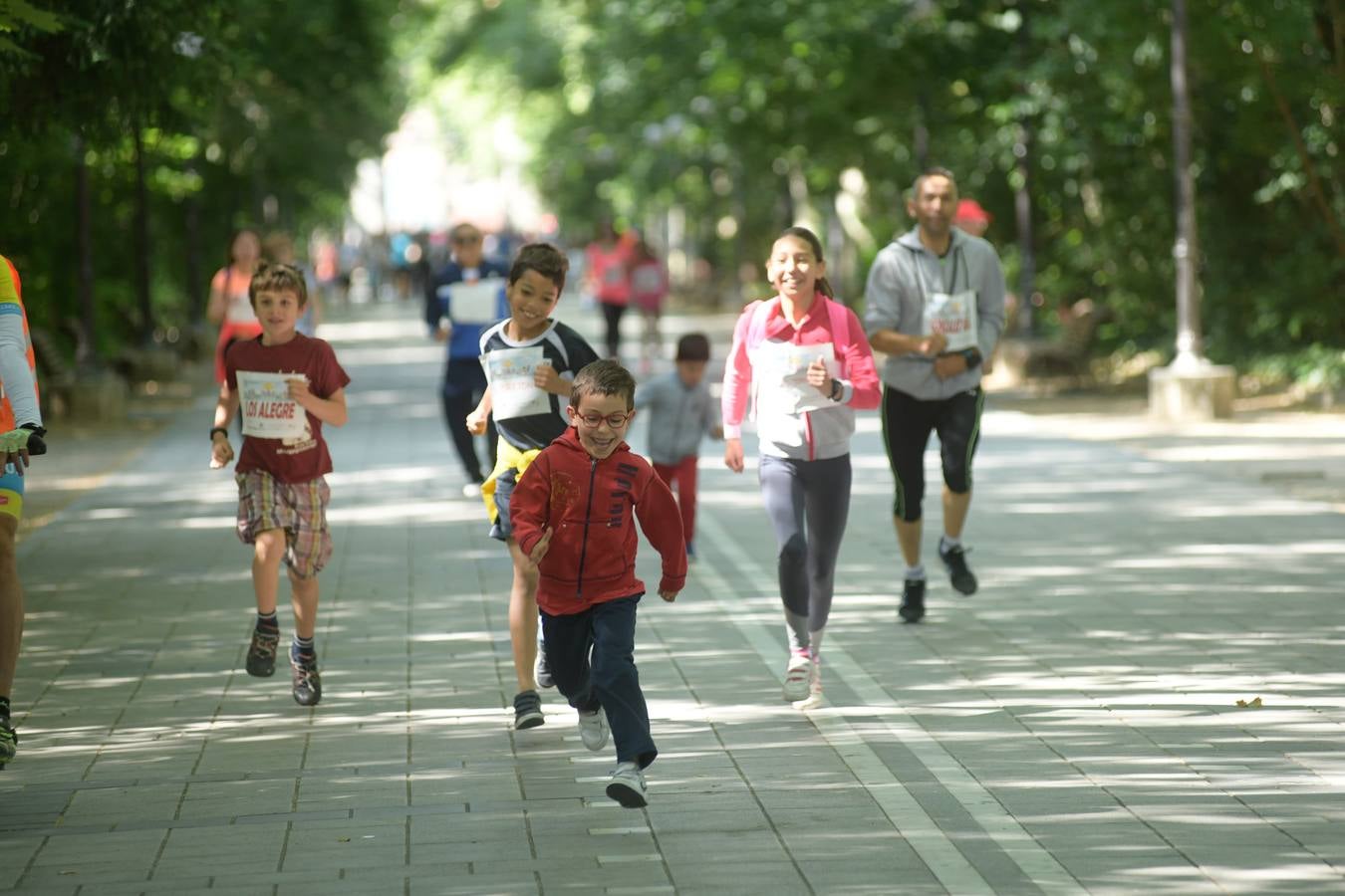 Más de 1.500 personas se han inscrito en esta marcha popular organizada de manera conjunta por El Norte de Castilla y por la Federación de Atletismo de Castilla y León con el espíritu de recorrer los algo más de cinco kilómetros del trazado por las calles más emblemáticas de la ciudad