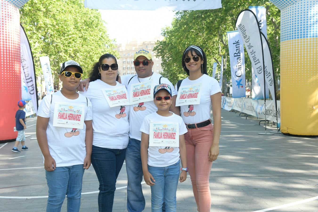 Tras aproximadamente una hora de recorrido han comenzado a llegar las familias de nuevo a meta, al Paseo de los Coches del Campo Grande, donde han podido disfrutar de una clase de zumba, para después reponer fuerzas con una degustación de un guiso de judías del Barco de Ávila elaboradas por el restaurante La Criolla