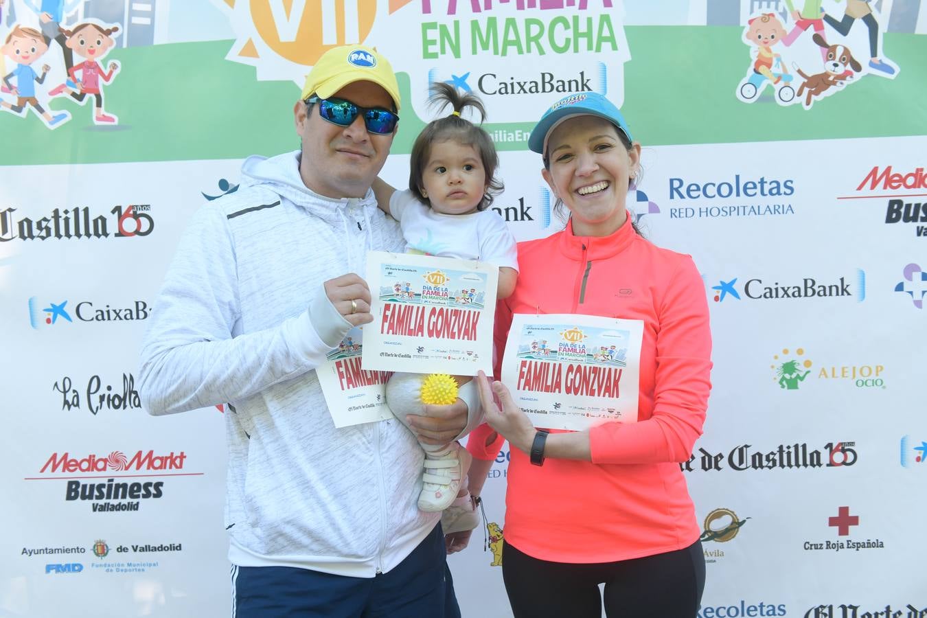 Tras aproximadamente una hora de recorrido han comenzado a llegar las familias de nuevo a meta, al Paseo de los Coches del Campo Grande, donde han podido disfrutar de una clase de zumba, para después reponer fuerzas con una degustación de un guiso de judías del Barco de Ávila elaboradas por el restaurante La Criolla