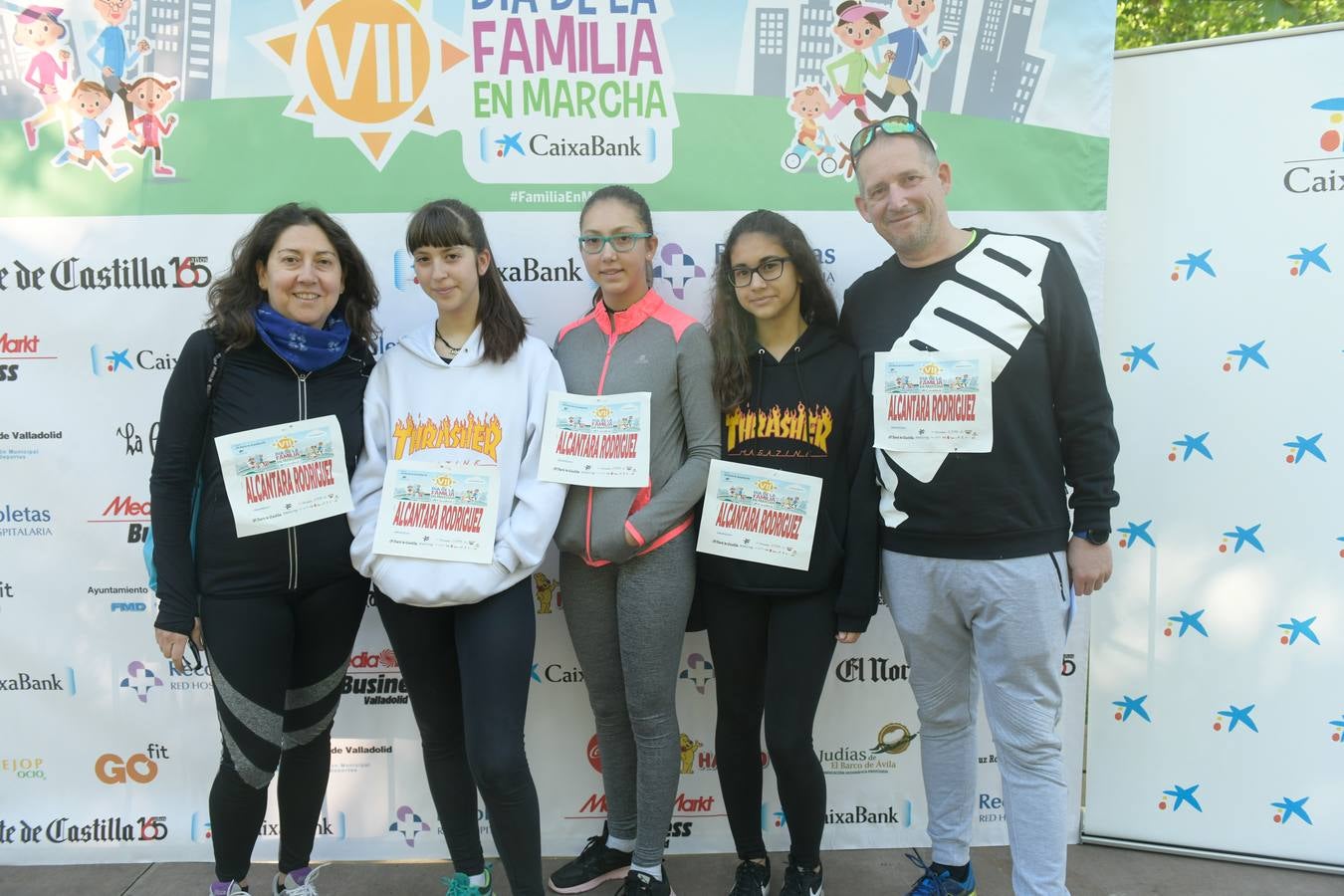 Tras aproximadamente una hora de recorrido han comenzado a llegar las familias de nuevo a meta, al Paseo de los Coches del Campo Grande, donde han podido disfrutar de una clase de zumba, para después reponer fuerzas con una degustación de un guiso de judías del Barco de Ávila elaboradas por el restaurante La Criolla