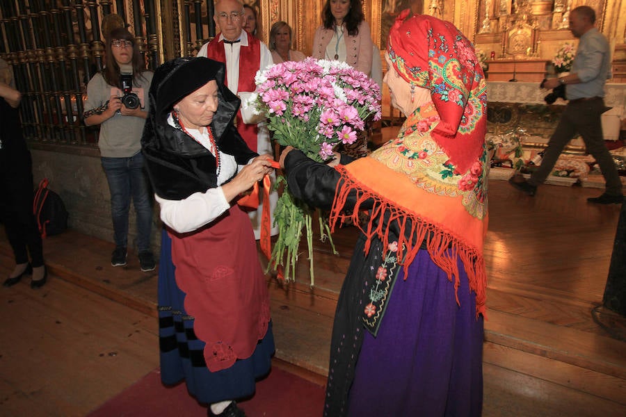 Fotos: Ofrenda a la Virgen de la Fuencisla en el Día de la Tierra