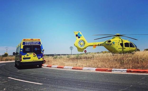 Ambulancia y helicóptero medicalizado junto al lugar del accidente.