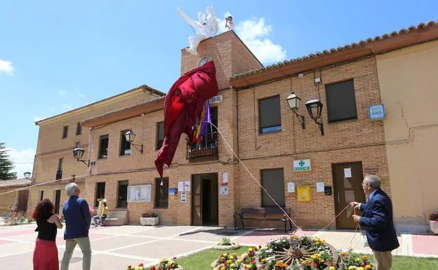 El alcalde en funciones, José Luis Pinto, descubre la escultura, instalada sobre la Casa Consistorial.