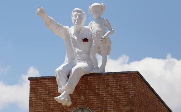 La escultura de Óscar Aragón, de 3 metros y 150 kilos. 